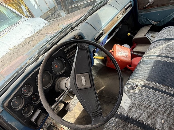 1973-chevrolet-suburban-image-12