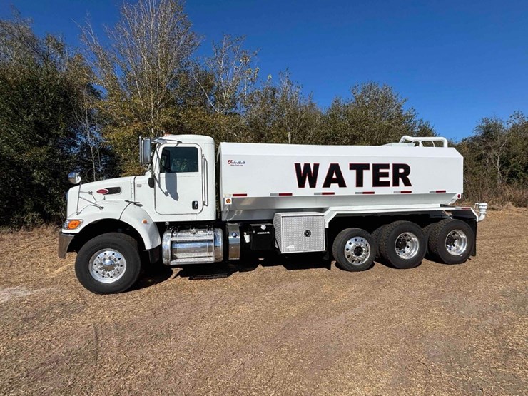 2019-peterbilt-348-image-2