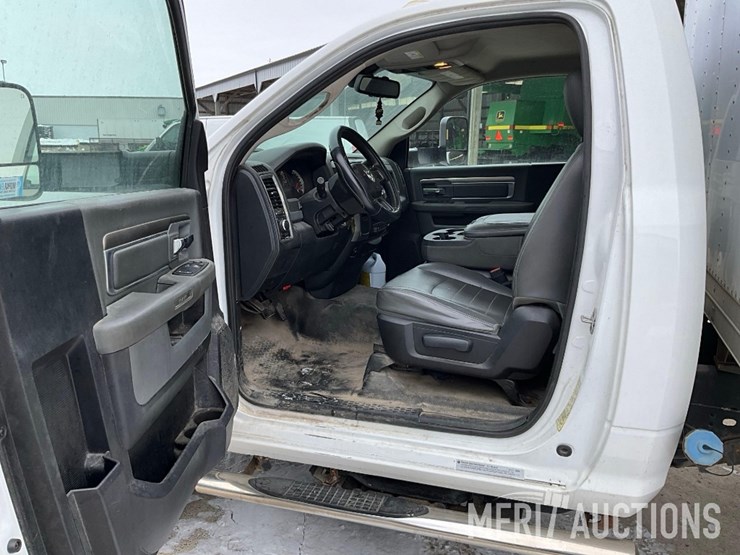 2016-dodge-5500-box-truck-image-39