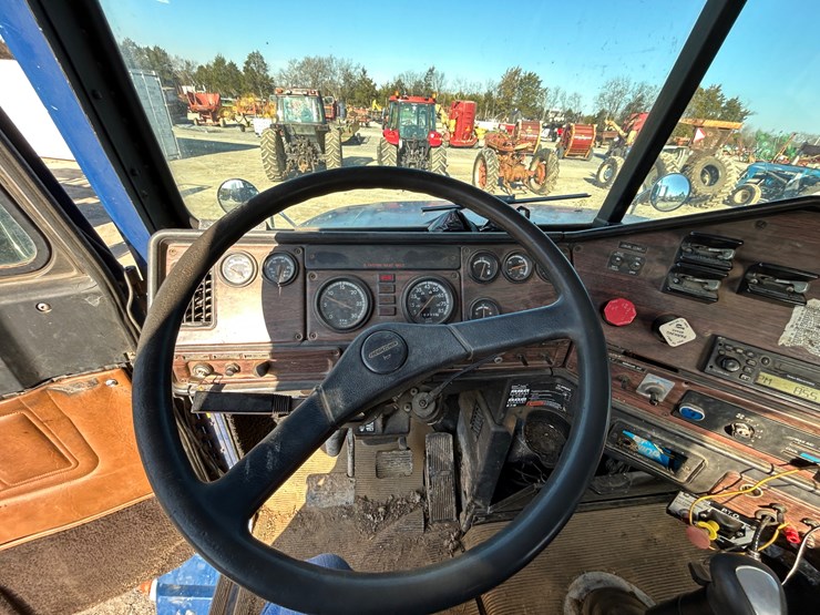 2000-freightliner-fld112-image-14