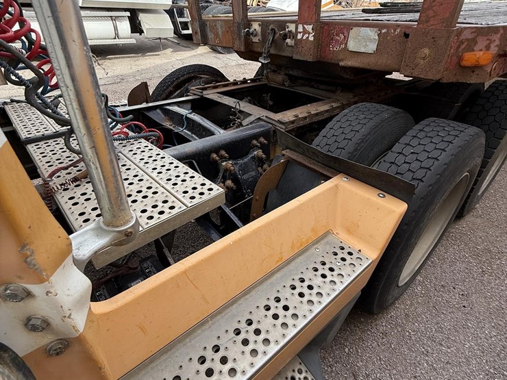 1988-freightliner-flc120-image-33