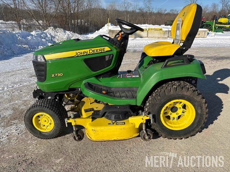 2022-john-deere-x730-image-2
