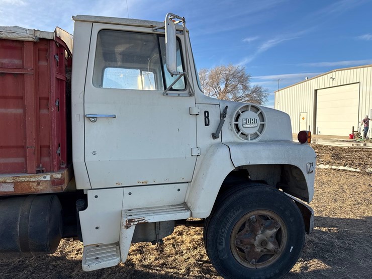 1974-ford-800-image-25