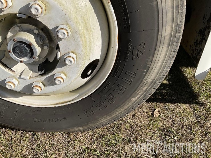 1997-freightliner-fl70-image-13