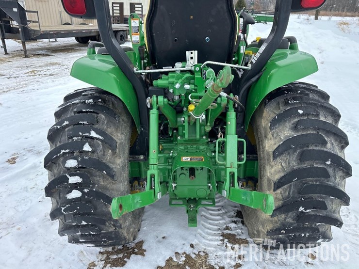 2015-john-deere-3046r-image-15