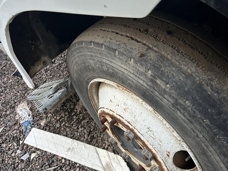 2015-volvo-f6-image-19