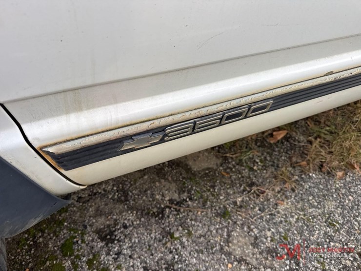 2000-chevrolet-k3500-image-1