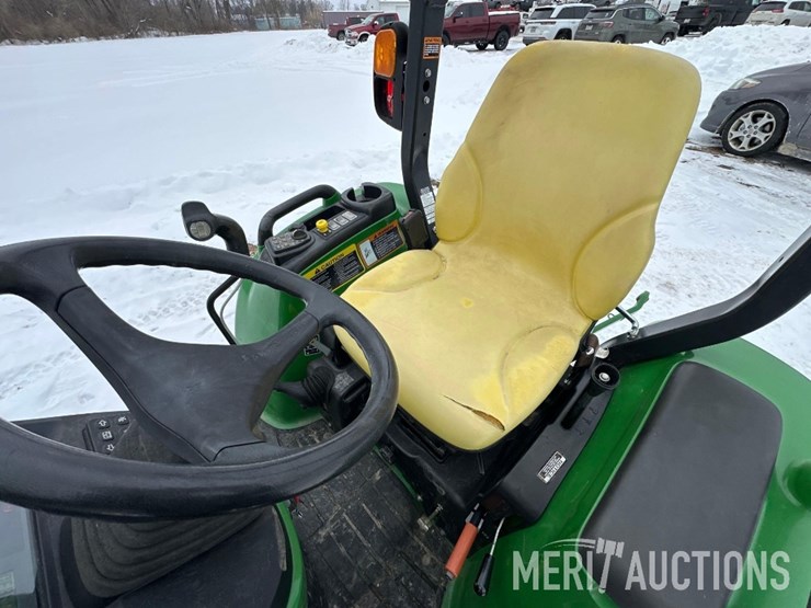 2015-john-deere-3046r-image-24
