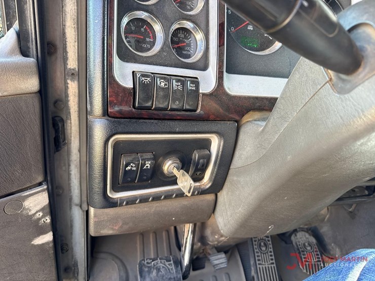 2011-kenworth-w900-image-28