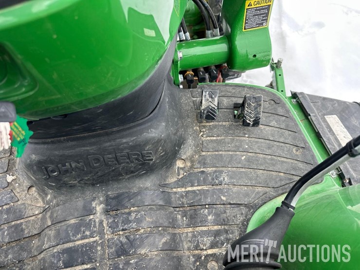 2015-john-deere-3046r-image-29