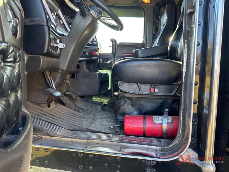 2011-kenworth-w900-image-18