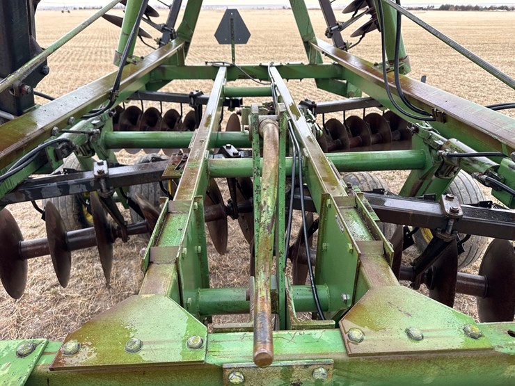 john-deere-235-image-15