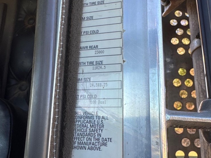 2011-kenworth-w900-image-33