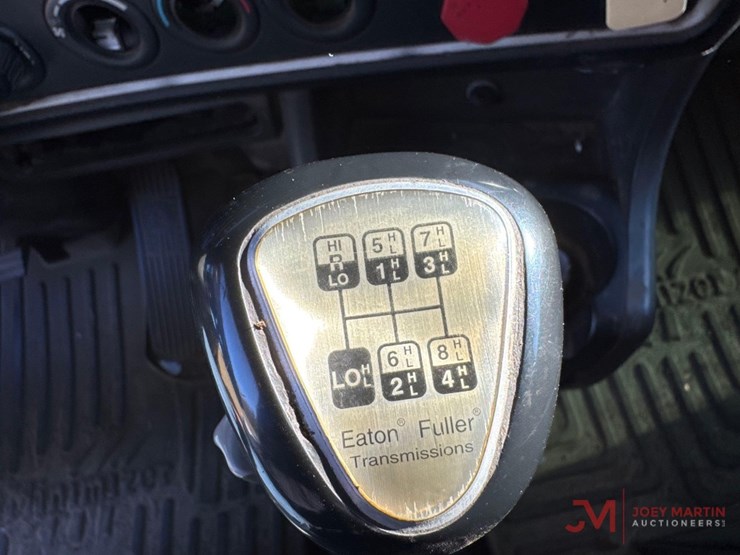 2011-kenworth-w900-image-23