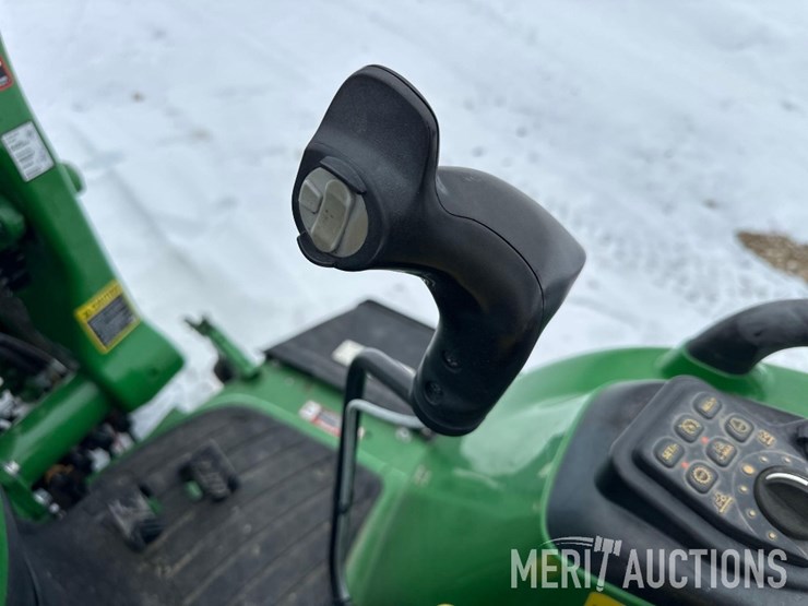 2015-john-deere-3046r-image-27