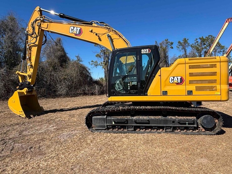 caterpillar-323-image-2