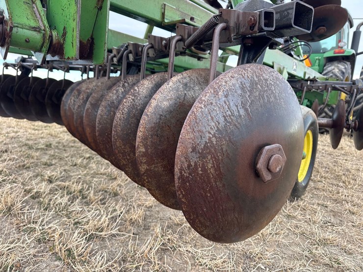 john-deere-235-image-30