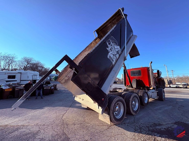 2018-freightliner-sd122-tri-axle-dump-truck-image-75