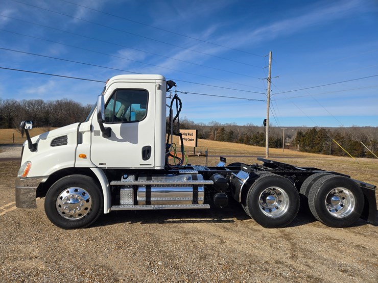 2012-freightliner-cascadia-113-image-7