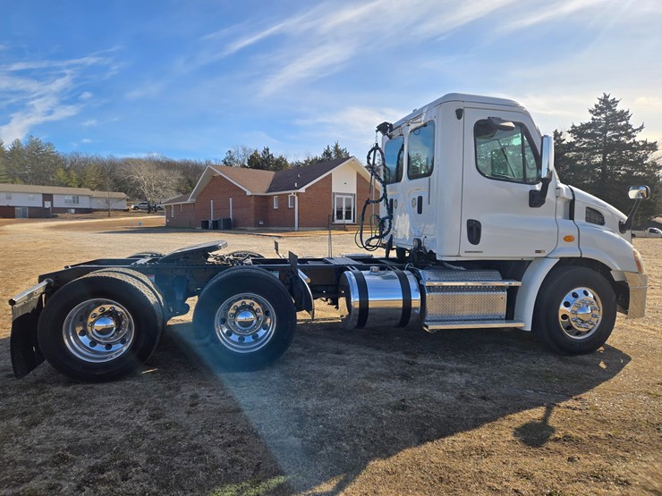 2012-freightliner-cascadia-113-image-19
