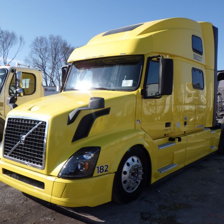 2018 VOLVO VNL780
