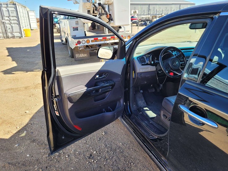 2016-kia-sedona-image-12