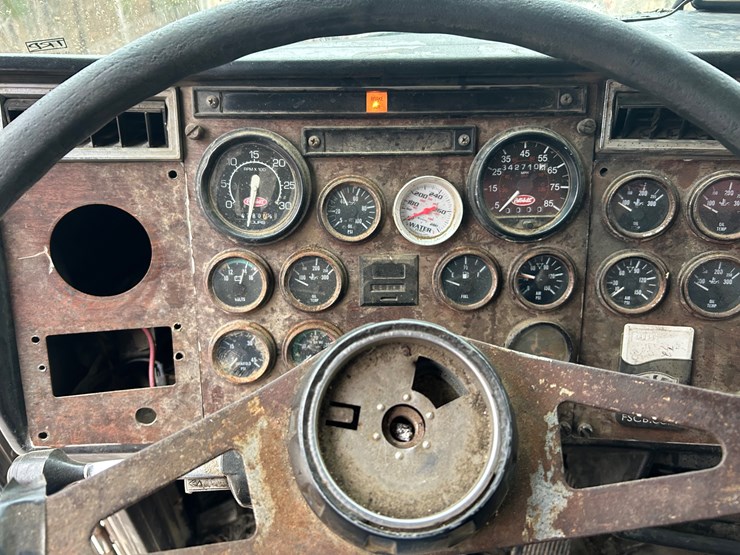 1988-peterbilt-357-image-32