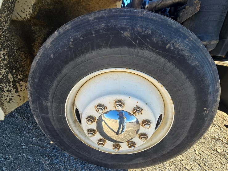 1996-freightliner-fl70-image-89