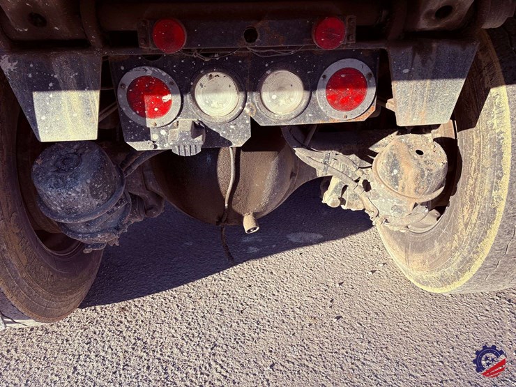 2018-freightliner-sd122-tri-axle-dump-truck-image-24