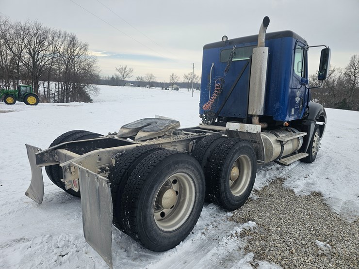 2007-freightliner-columbia-120-image-17