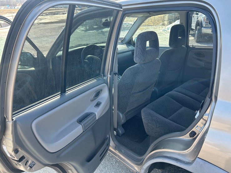 2003-chevrolet-tracker-image-31