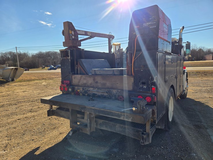 1996-freightliner-fl70-image-14