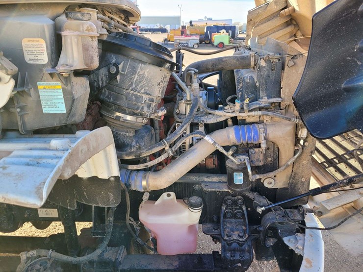 2016-freightliner-m2-106-image-24