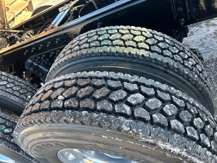 2015-peterbilt-567-image-77