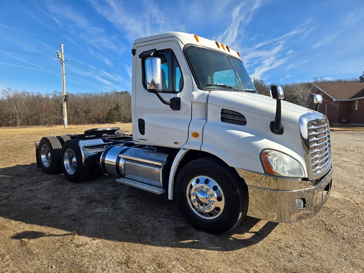 2012-freightliner-cascadia-113-image-24