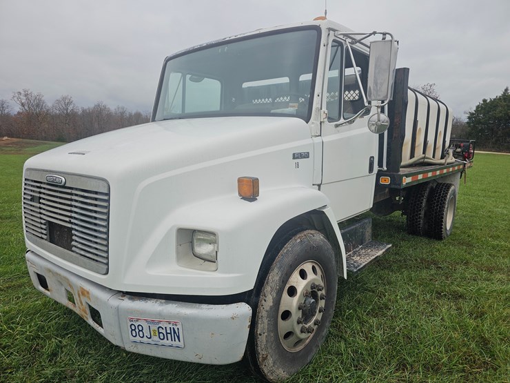 2000-freightliner-fl60-image-1