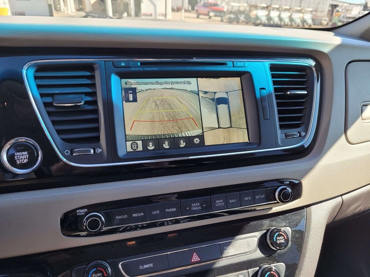 2016-kia-sedona-image-18