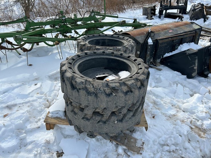 solid-skid-steer-tires-image-2