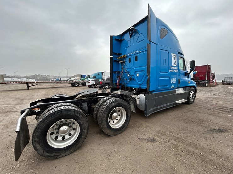 2015-freightliner-cascadia-125-image-21