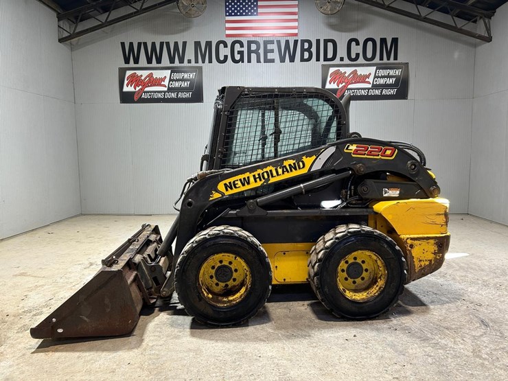 2016-new-holland-l220-image-1