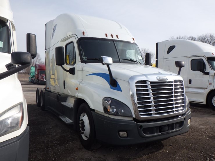 2016-freightliner-cascadia-125-image-3