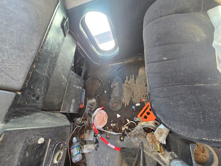 1996-peterbilt-385-image-61