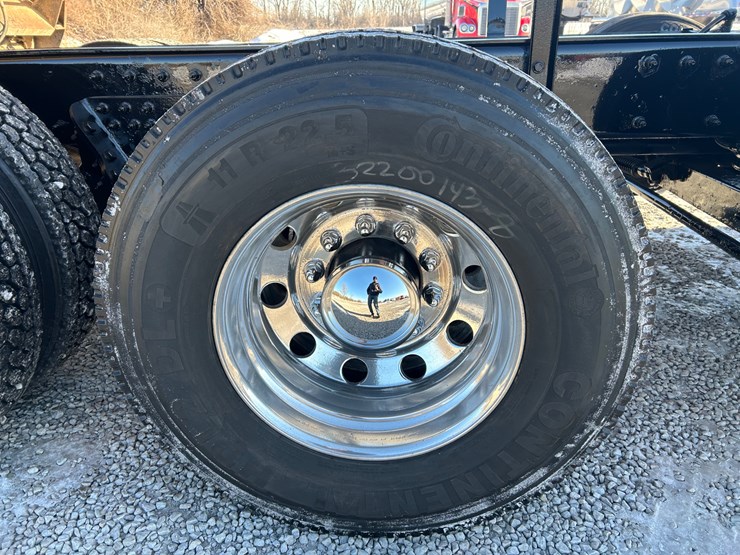 2015-peterbilt-567-image-78