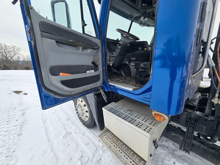 2007-freightliner-columbia-120-image-51