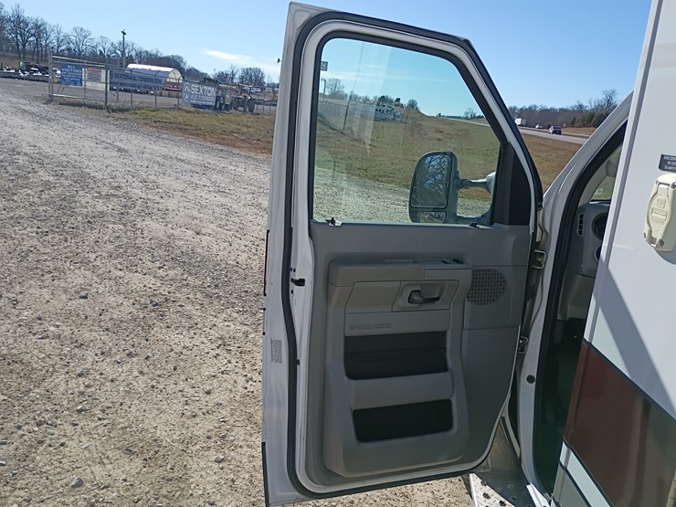 2009-ford-e450-image-30