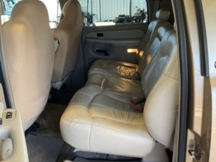 2001-chevrolet-suburban-image-24