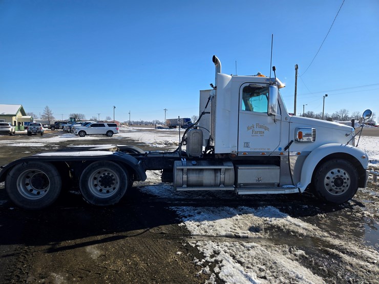 2012-freightliner-coronado-132-image-25