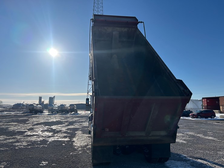 2015-peterbilt-567-image-55