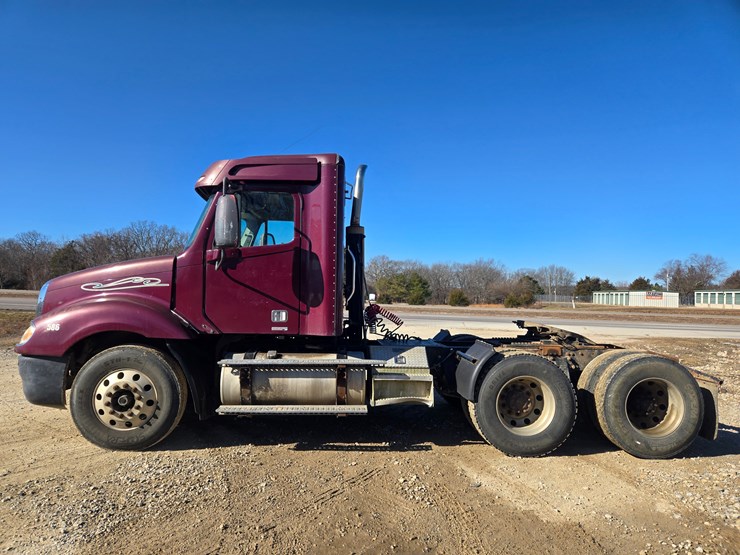 2002-freightliner-columbia-120-image-7