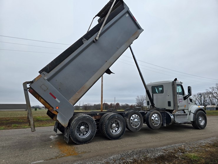 2020-peterbilt-567-image-73